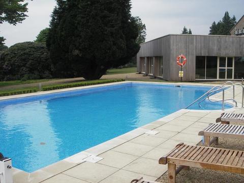 Crie uma piscina única com revestimentos técnicos de alta qualidade