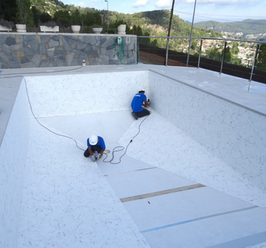 Vantagens de impermeabilizar e revestir uma piscina com membrana reforçada