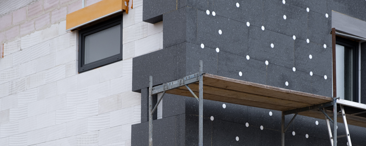 Como ancorar elementos pesados numa fachada com sistema ETICS sem comprometer o isolamento térmico