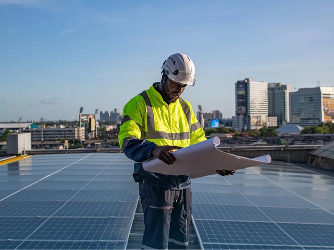 Coberturas planas com painéis solares: que sistema de impermeabilização escolher?