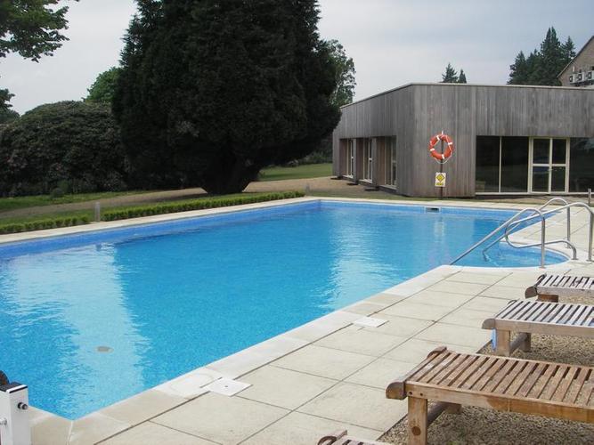 Crie uma piscina única com revestimentos técnicos de alta qualidade