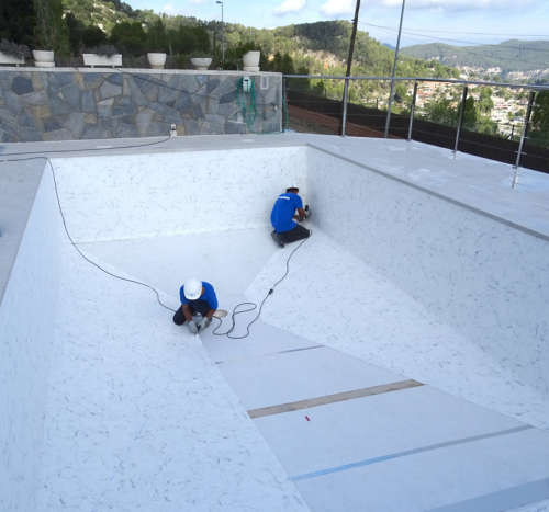 Vantagens de impermeabilizar e revestir uma piscina com membrana reforçada